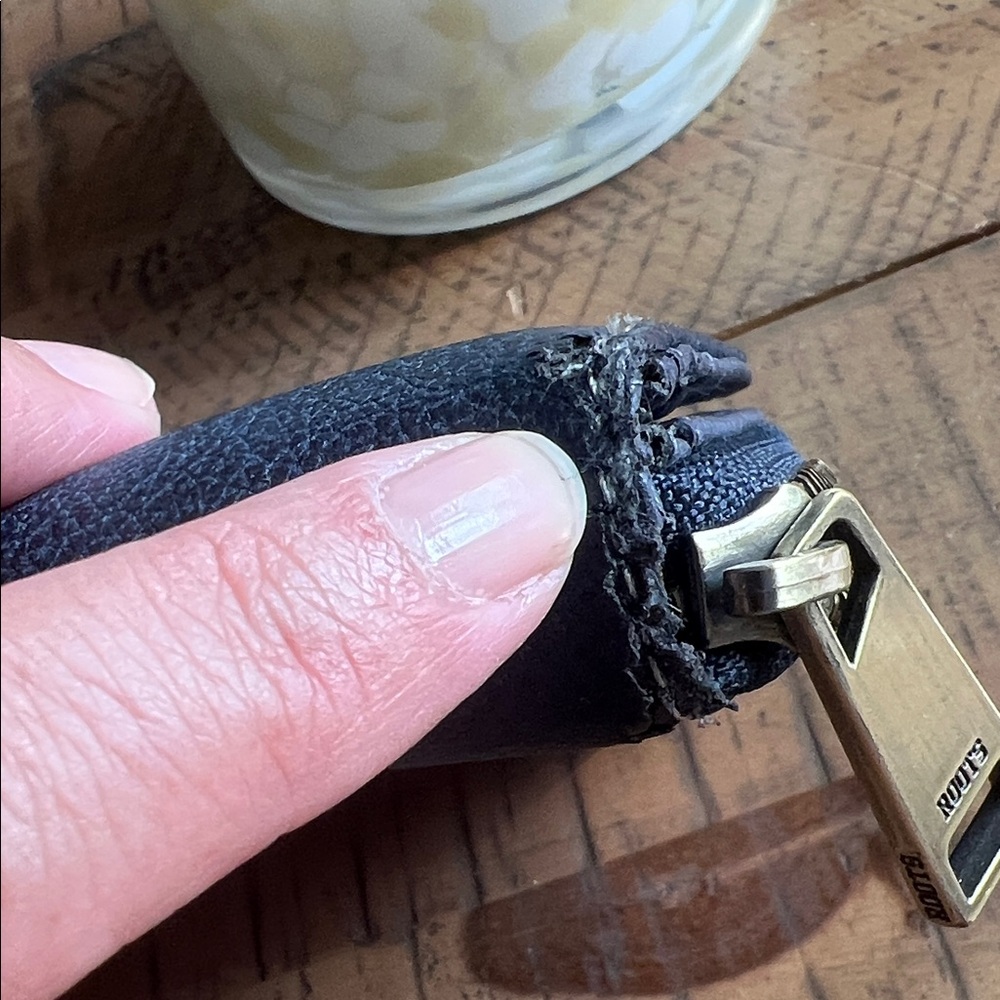 ROOTS Black Leather Zip Wallet - Picture 9 of 9